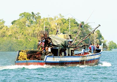 Một tàu đánh cá của ngư dân Philippines gần bãi đá cạn Scarborough.